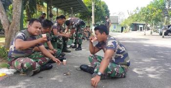 Ngopi Bareng, Satgas TMMD Bojonegoro Ngobrol Disela Latihan